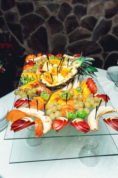 玻璃架子上放着新鲜的切片水果图片下载