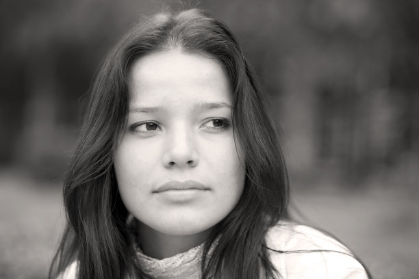 夏天公园里的女人图片下载