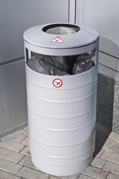 蓝灰色的金属垃圾桶。吸烟区!图片下载