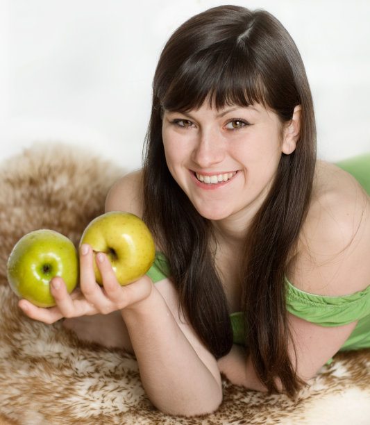 拿着两个苹果的女人图片下载