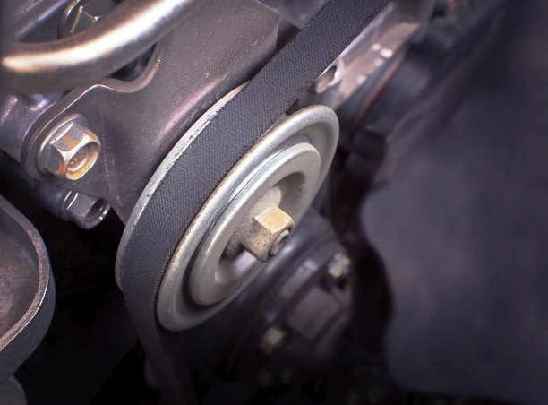 关闭发动机室的汽车同步带。图片下载