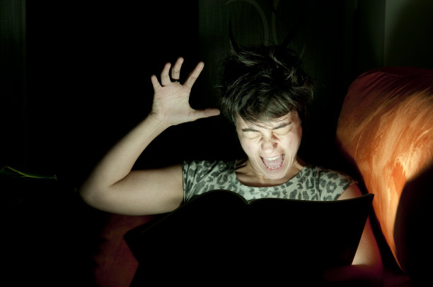 歇斯底里的年轻女孩图片下载