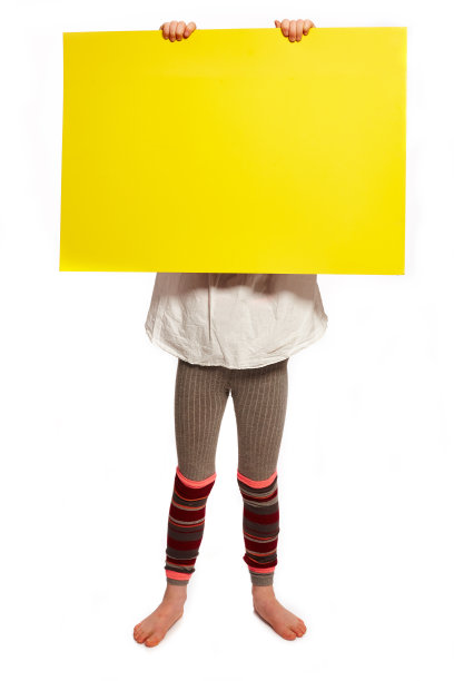 女孩拿着盾牌挡在他面前图片下载