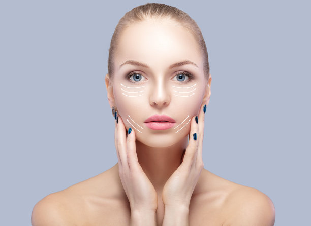 水疗肖像有吸引力的女人与箭头面部面部提升的概念。整形外科治疗，医学素材图片