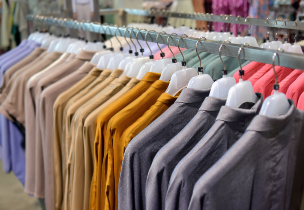 衣服收集在衣架出售。图片下载