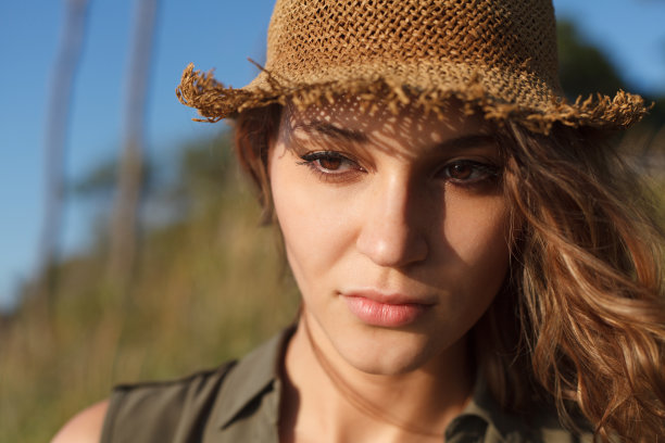 海滩上的漂亮女孩图片下载