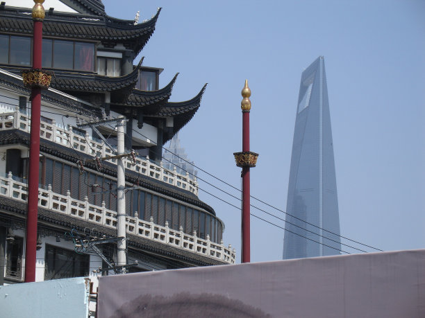 上海寺庙花园和现代天际线图片下载
