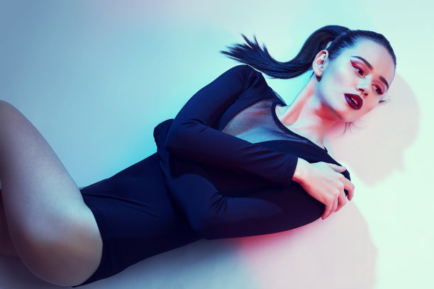 高级时装肖像年轻优雅的女人与明亮的化妆图片下载