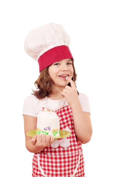 快乐的小女孩做饭吃奶油图片下载