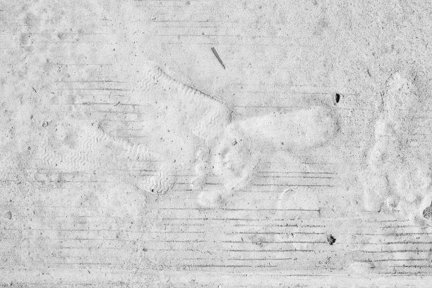 水泥地板上的脚印。图片下载