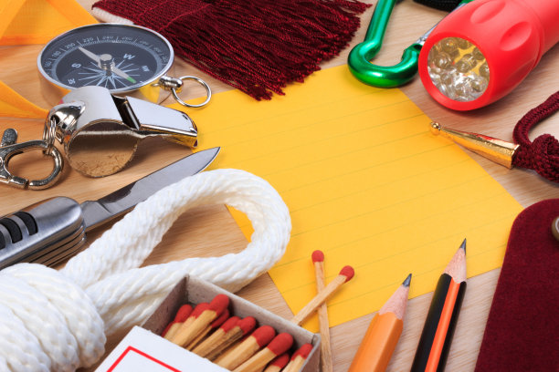 成套各种露营装备。童子军对象集。图片下载