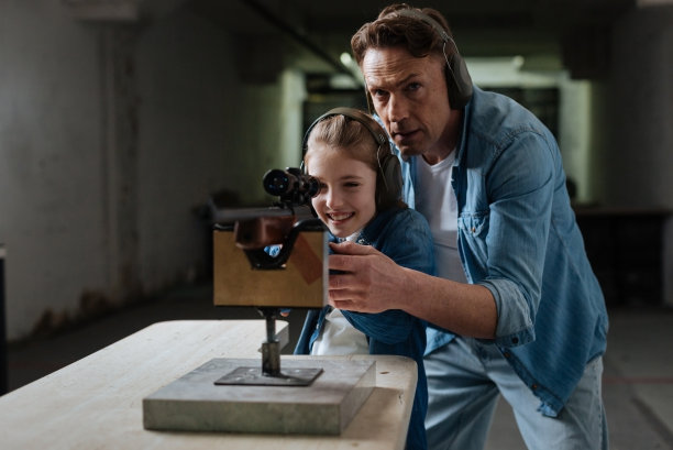 快乐快乐的女孩微笑着图片下载