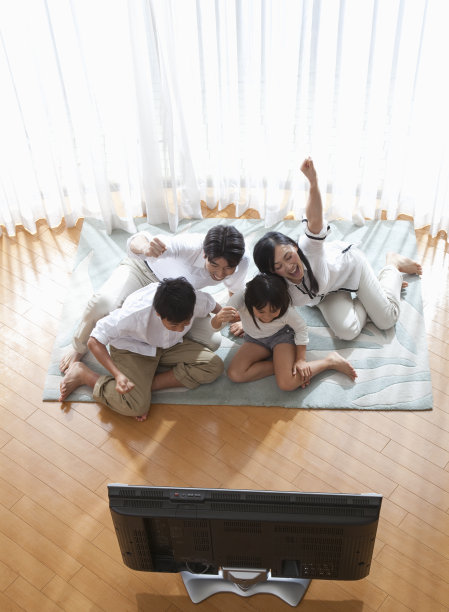 日本家庭看电视图片下载