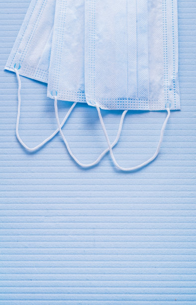 三个一次性口罩在蓝色背景与copyspace ve素材图片