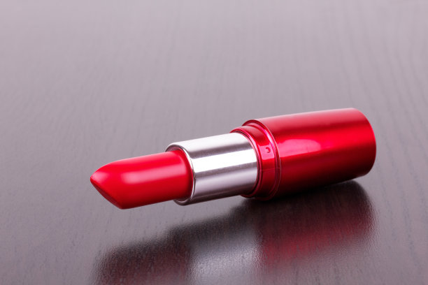 红色的口红在黑色的桌子上图片下载