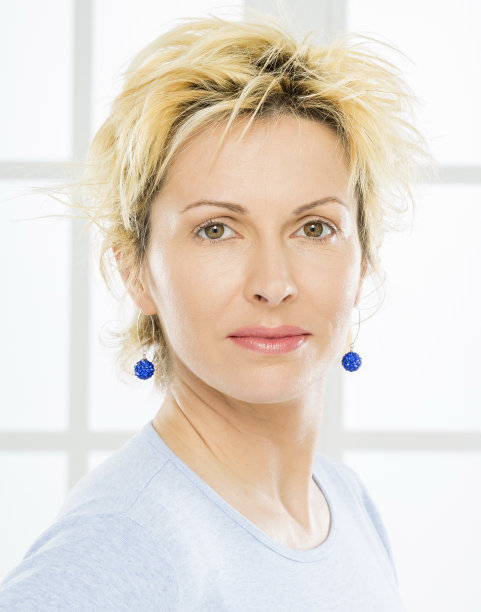 中年妇女的肖像。图片下载