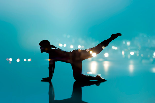 女人瑜伽剪影锻炼抽象的蓝色地板背景图片下载