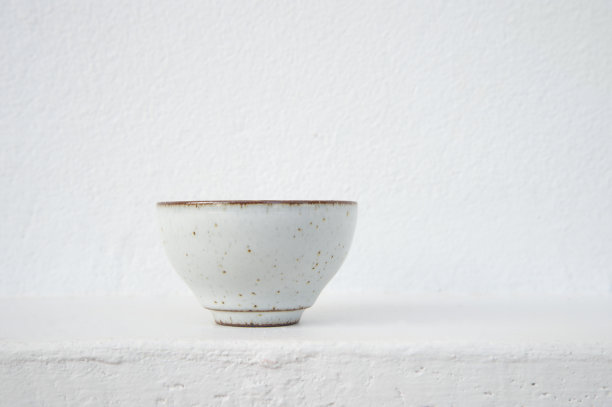 水泥墙面背景的白色陶瓷茶杯图片下载