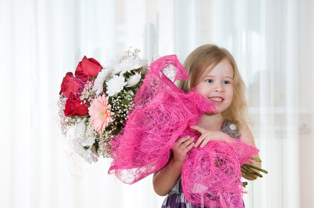 花束的女孩图片下载