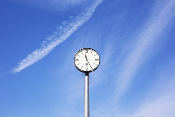 公园里的钟图片下载