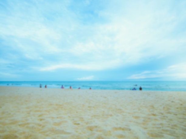 抽象模糊:海和沙子从泰国东部的海滩与蓝色的天空背景图片下载