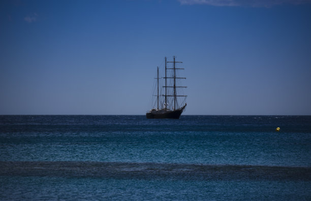 帆船浸没在蓝色中图片下载