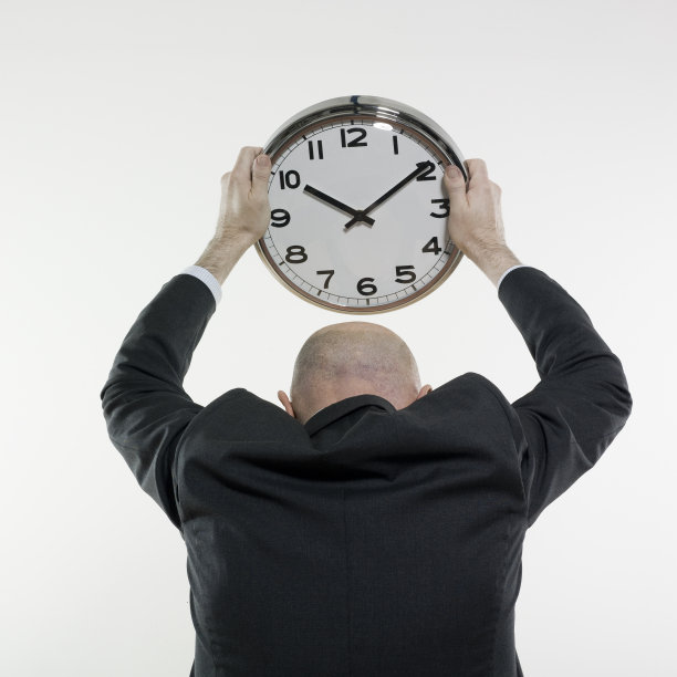 随着时间的流逝，人们拿着钟图片下载