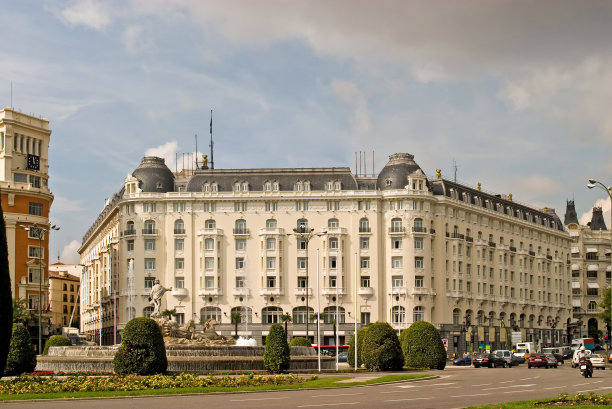 Netpune喷泉旁的旧建筑图片下载