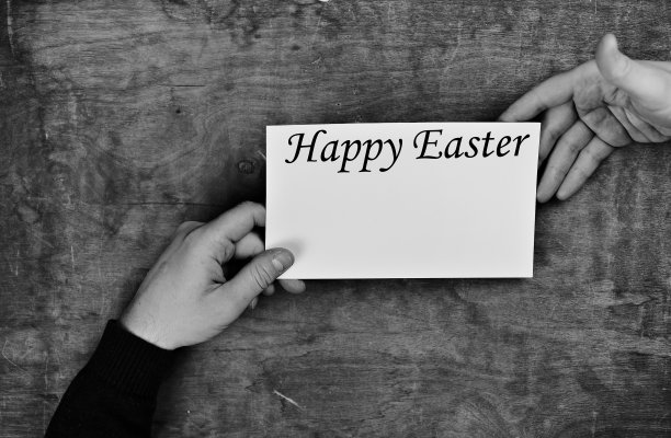 黑白照片男手捧一张白纸开心图片下载