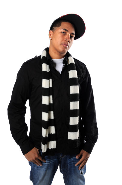 年轻的嘻哈男摆姿势图片下载