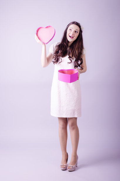 女人打开礼物盒图片下载