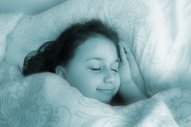 梦想着美丽的小女孩。图片下载