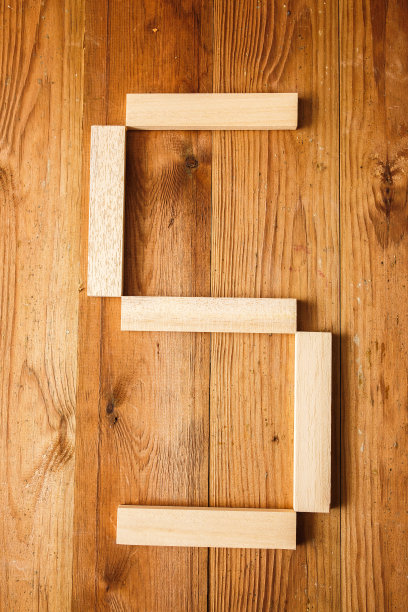 木材背景上的5号木材图片下载