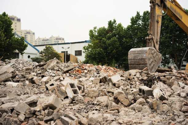 城市环境中的建筑物拆除。在废墟。图片下载