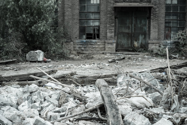 城市环境中的建筑物拆除。在废墟。图片下载