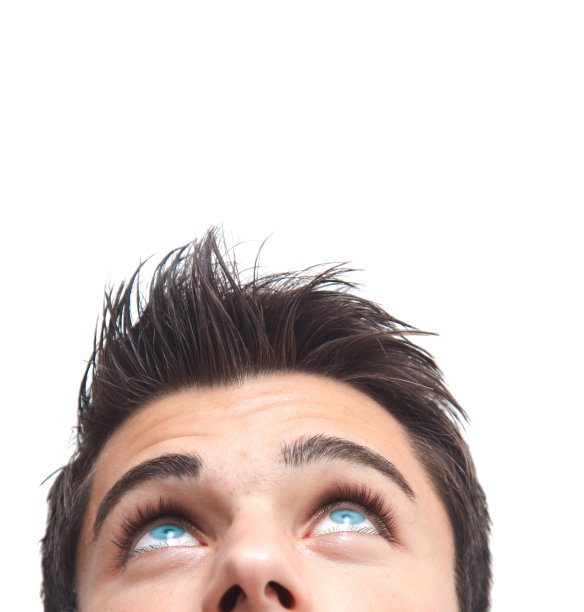 一个长着漂亮蓝眼睛的男人抬起头来图片下载
