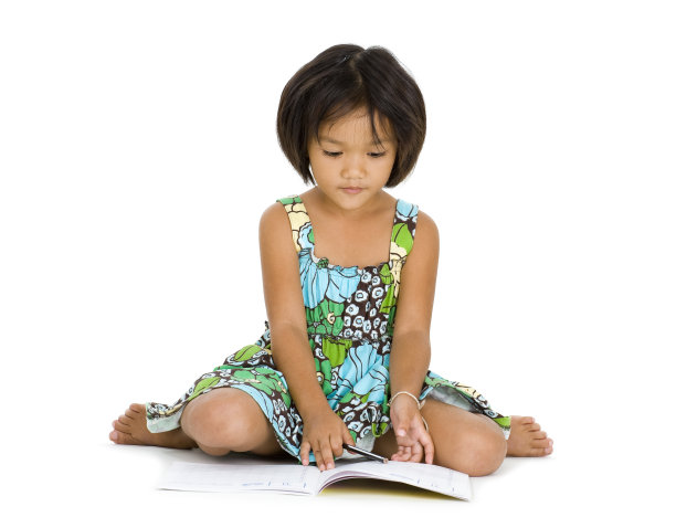 可爱的女孩与笔记本和钢笔图片下载