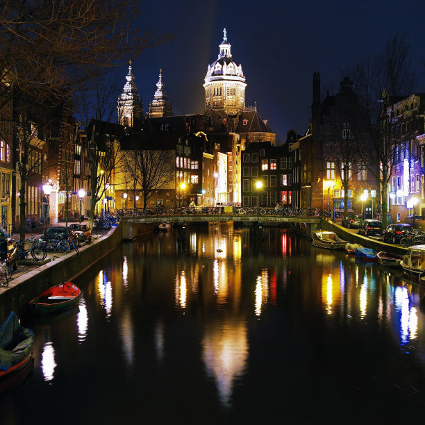 阿姆斯特丹圣尼古拉斯教堂的夜景图片下载