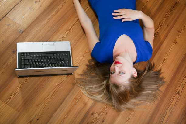 漂亮女孩和一台笔记本电脑图片下载