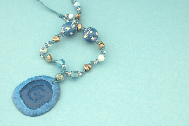 蓝色的手工制作的项链图片下载