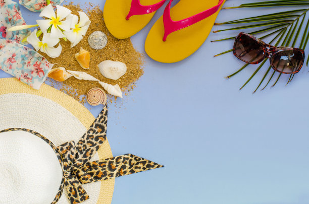 蓝色背景的夏季配饰图片下载