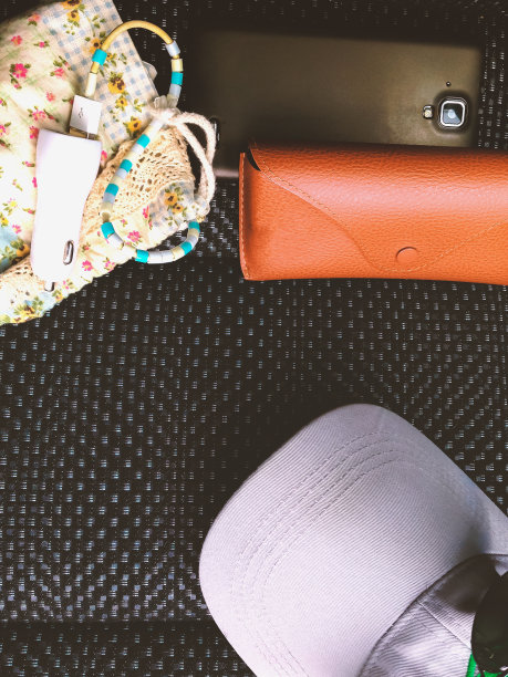 黑色座椅上的旅行者配件，黑色太阳镜，手机壳和带有拷贝空间背景的手机图片下载