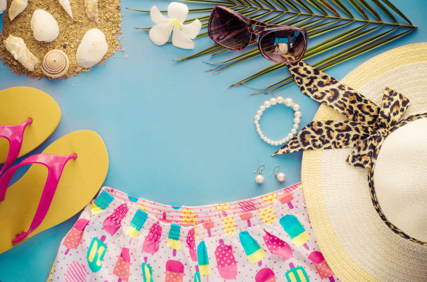 蓝色背景的夏季配饰图片下载