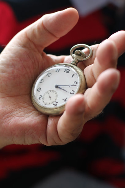 古董手表在一个高级男子的手中图片下载