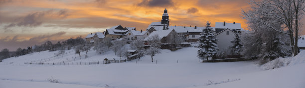 日出时白雪覆盖的德国小村庄图片下载