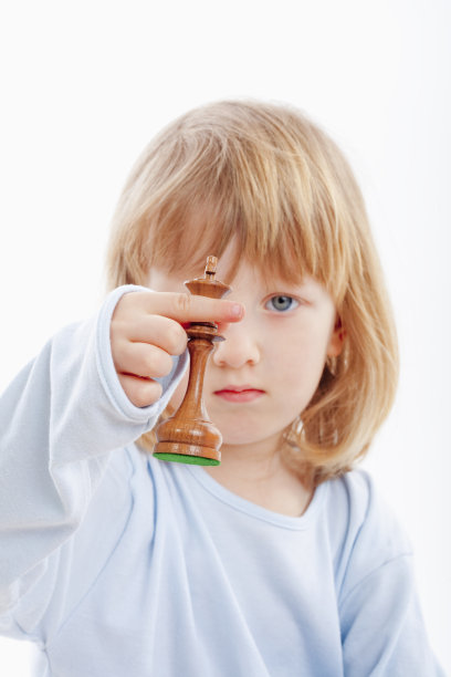 拿着棋子的男孩图片下载