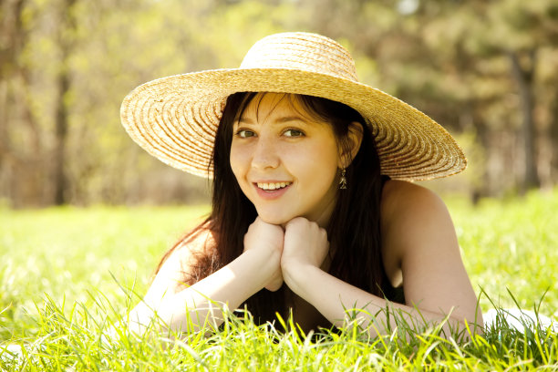 公园里戴着帽子的黑发美女。图片下载