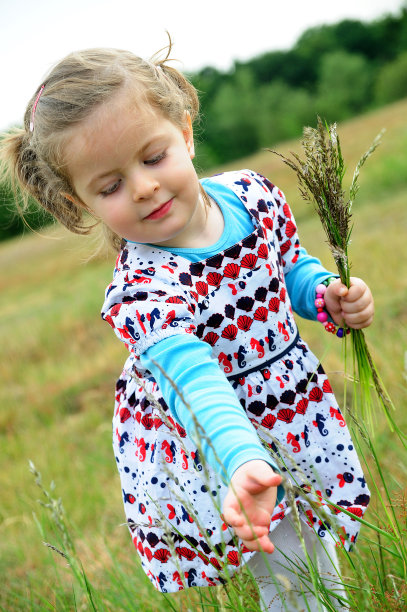 快乐的小女孩与草叶图片下载