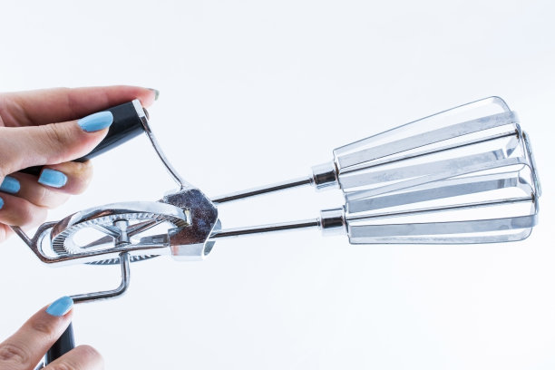 在白色背景上使用非电动手摇搅拌器图片下载