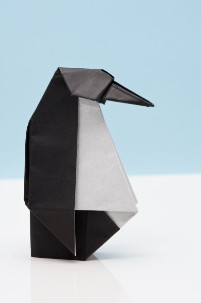 折纸企鹅站在冰原上图片下载